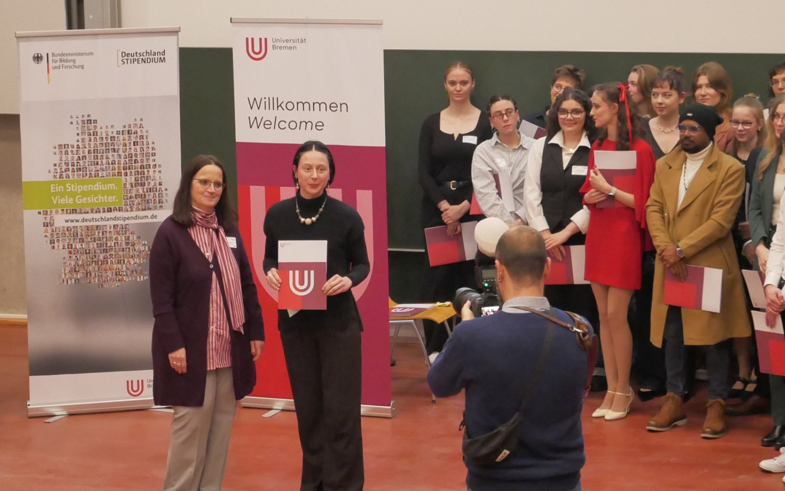 Nachdem der offizielle Fotograf, Matej Meza, auch das letzte Bild aufgenommen hatte, ging es an die Aufstellung für das Gruppenfoto