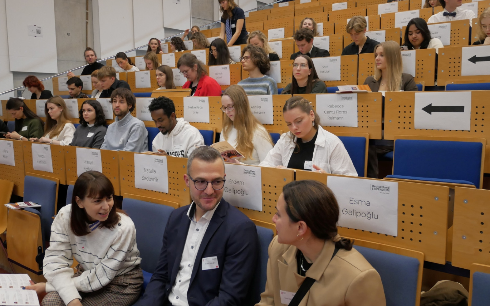 Die Wartezeit bis zum Beginn wurde sehr unterschiedlich verbracht