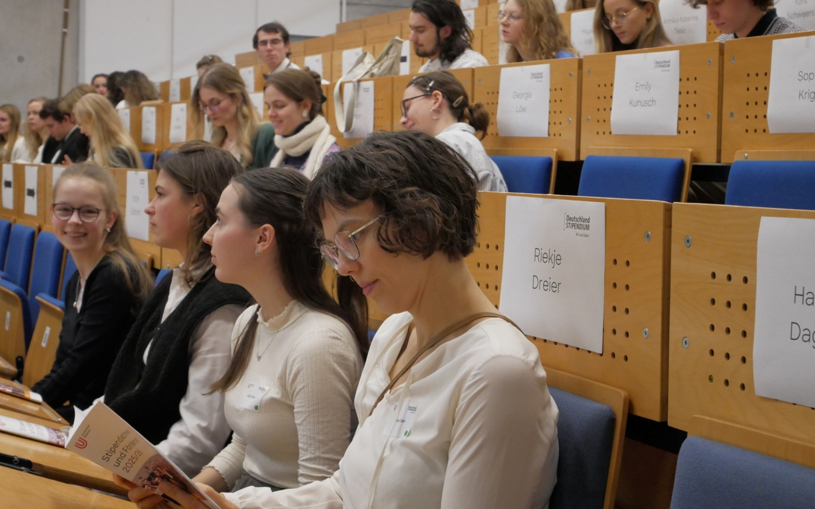 Gern wurde auch in der frisch aus der Druckerpresse gekommenen Jahrgangsbroschüre geblättert