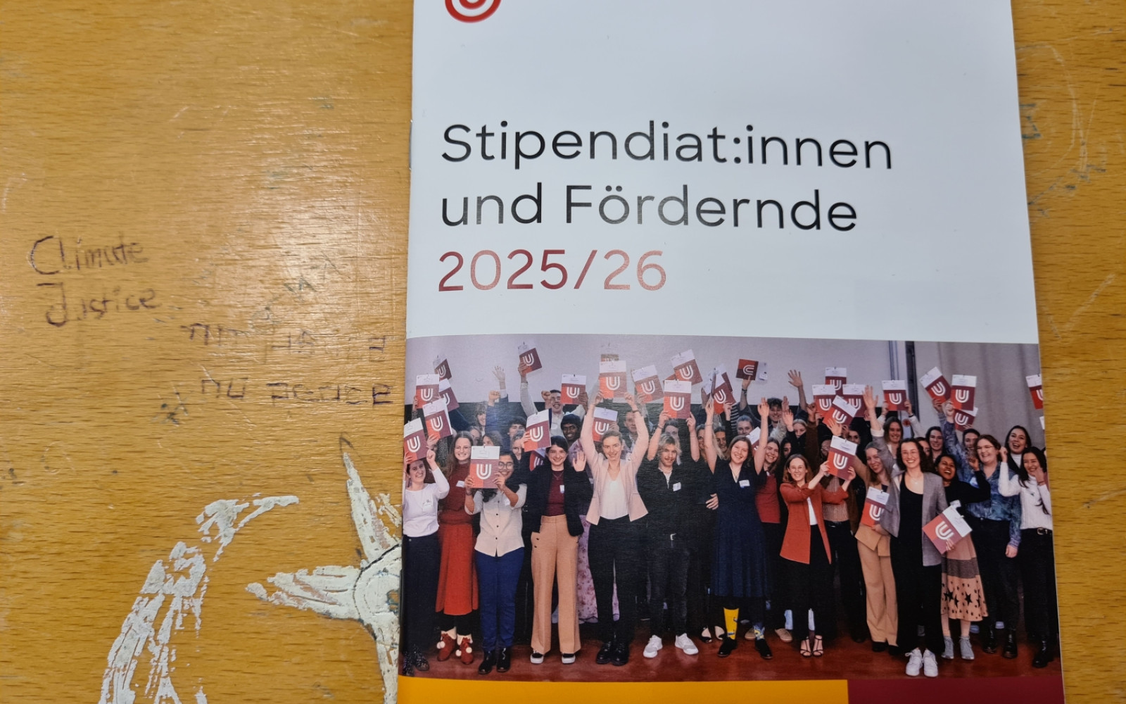 Für uns passte es: Die Broschüre lag neben einem Gekritzel von Climate Justice