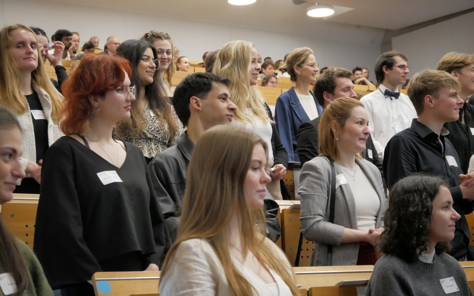 Dazu mussten alle aufstehen, damit dann in alphabetischer Reihenfolgen von rechts nach links alles reibungslose klappen konnte